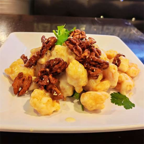 Honey Walnut Shrimp Salads 沙律核桃虾